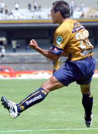 Ismael Iñiguez festeja eufórico el gol con el que el conjunto auriazul se puso al frente en el tablero