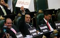Diputados del PAN muestran carteles contra el jefe de Gobierno, Marcelo Ebrard, durante su primer Informe de gobierno ante legisladores de la ALDF, ayer