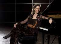 Angela Hewitt, pianista canadiense, realizará una gira por 14 países durante la cual ejecutará 110 conciertos. En México, se presentará el viernes 21 de septiembre, a las 20:30 horas, y el domingo 23 a las 18 horas, en el recinto del Centro Cultural Universitario