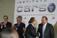 El presidente Felipe Calderón saluda al empresario Carlos Slim; atestiguan Julio Frenk, quien encabezara la Ssa el sexenio pasado, y el ex presidente español Felipe González