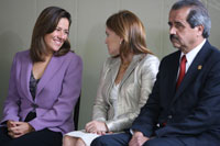 La esposa del titular del Ejecutivo, Margarita Zavala; Vivián Fernández, esposa del mandatario de Panamá, y el secretario de Salud, José Angel Córdova