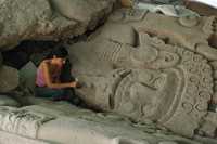 Labores de limpieza de la monumental escultura de Tlaltecuhtli, descubierta en octubre del año pasado.