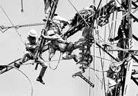 Trabajadores electricistas laboran en una torre de alta tensión  Guillermo Sologuren