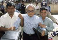 Nuon Chea es conducido en 2002 a la corte de Phnom Penh, en foto de archivo