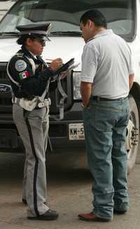 Una policía de tránsito sanciona a un conductor, ayer en Paseo de la Reforma