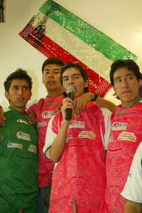 El goleador Daniel Santoyo (izquierda), Lalito y el capitán Andoni Bello, durante la presentación del Tri Gay 