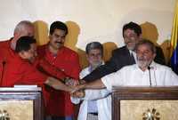 Los presidentes de Venezuela y Brasil se dan la mano después de la reunión en Manaos, gesto que repiten sus respectivos cancilleres