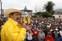 El candidato del Partido de la Revolución Democrática a la gubernatura de Michoacán, Leonel Godoy Rangel, realizó ayer una gira proselitista por los municipios de Zitácuaro y Ocampo