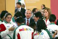 Atletas paralímpicos con el presidente Felipe Calderón, durante la entrega de estímulos económicos