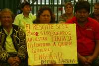 Deudos de los mineros sepultados en Pasta de Conchos protestan frente a las oficinas de la Secretaría del Trabajo, en la ciudad de México