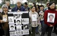 Familiares de víctimas de la matanza de estudiantes en la Universidad La Cantuta se manifiestan en Lima en favor del fallo de los jueces chilenos