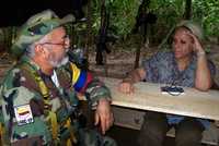Raúl Reyes, líder de las FARC, y la senadora Piedad Córdoba sostuvieron un encuentro el pasado día 14 en la selva colombiana, en el contexto de las negociaciones entre el grupo y el gobierno de Álvaro Uribe en busca del intercambio de guerrilleros presos por militares y políticos en poder de la agrupación armada