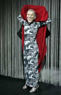 La actriz Dorothee Hartinger actúa ataviada con una máscara de George W. Bush en un ensayo de la obra teatral Vírgenes Negras, que se estrenó ayer en Viena, Austria