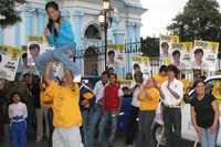 En las calles de San Cristóbal de las Casas, Chiapas, simpatizantes de los partidos que participarán el 7 de octubre en la renovación de la alcaldía bailan, muestran pancartas e invitan a votar