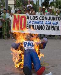 Organizaciones de Morelos queman "monigotes" frente al Congreso local en protesta por las administraciones de Marco Adame y Felipe Calderón, las cuales han mostrado ineficacia en materia ambiental, dijeron
