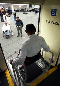 Mecanismo que permite el ascenso y descenso de personas con discapacidad en algunos autobuses del transporte público