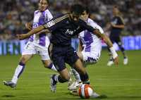 Raúl González protege el balón en el partido de la jornada cuatro