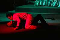 Escena de la obra Por razones oscuras, del dramaturgo estadunidense Mart Crowley, en la que se trata el tema de los abusos sexuales cometidos por un sacerdote contra un menor de edad