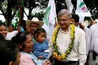 Andrés Manuel López Obrador fue acompañado por amas de casa, niños y campesinos en Yehualtepec, ayer, durante su gira por varios municipios de Puebla
