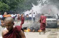 Monjes budistas y civiles se manifiestan contra la junta militar en calles del centro de Rangún