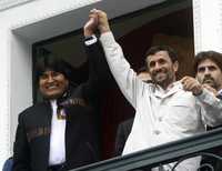 Evo Morales y Mahmud Ahmadinejad saludan desde los balcones del presidencial Palacio Quemado, en La Paz, a bolivianos que se congregaron para saludar al mandatario iraní