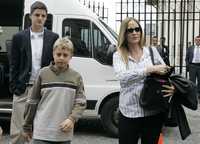 La esposa del estadunidense Tom Howes, secuestrado por las FARC, y familiares llegan al palacio presidencial para entrevistarse en Santafé de Bogotá con el alto comisionado para la Paz