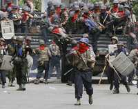 Soldados y policías antidisturbios llegan a una zona de Rangún en que se reunieron cientos de personas para protestar contra el gobierno. Aunque las tropas ocuparon los puntos neurálgicos de la ciudad, las marchas de la revuelta azafrán llegaron a su undécimo día