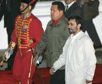 Los presidentes de Venezuela e Irán pasan revista a las tropas en la ceremonia de bienvenida al visitante en el palacio presidencial de Caracas
