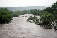 El río Nautla, en el municipio veracruzano del mismo nombre, se desbordó a causa de las lluvias provocadas por el huracán Lorenzo 
