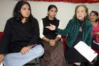 La senadora Rosario Ibarra de Piedra (derecha) junto a Cristina y Janahuy Paredes Lachino, hijas de Francisco Paredes Ruiz, activista que desapareció el pasado 26 de septiembre en Morelia, Michoacán