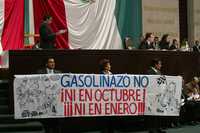 La fracción del PRD en la Cámara de Diputados se manifestó con pancartas en contra del alza de precios de los combustibles