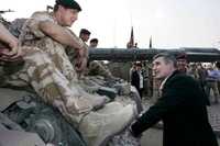 El primer ministro británico conversa en Basora con soldados de su país destacados en la nación ocupada