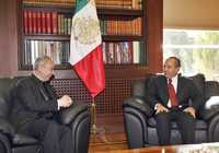 El presidente Felipe Calderón Hinojosa bromea con Dominique Mamberti, con quien conversó ayer durante 45 minutos