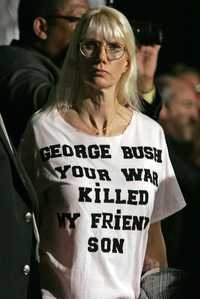 Una mujer de Lancaster, Pennsylvania, protesta contra la guerra en Irak, afuera de la Cámara de la Industria y Comercio local, donde el presidente George W. Bush dirigía un discurso ante empresarios