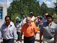 El candidato del Partido Convergencia a la alcaldía de Tlaxiaco, Lidio Eduardo Gómez Montes (al centro), durante su cierre de campaña en Agua Zarca, en la sierra Mixteca de Oaxaca; el próximo domingo habrá elecciones para renovar ayuntamientos en la entidad