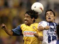 Férrea lucha por el balón entre el americanista Juan Carlos Mosqueda (izquierda) y Jaime Correa, de los Tuzos