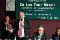 El diputado Rubén Aguilar Jiménez da lectura al comunicado donde se informa que el secretario Luis Téllez no se haría presente para comparecer