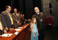 Jorge Reyes, acompañado de su hija Eréndira, recibió de manos del gobernador de Michoacán, Lázaro Cárdenas Batel, el Premio Estatal de las Artes Eréndira