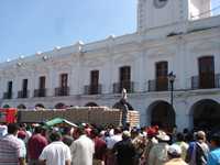 Tráiler con 33 toneladas de cemento, propiedad del gobierno del estado, que militantes de la Coalición Obrera, Campesina y Estudiantil del Istmo detuvieron en Juchitán, Oaxaca