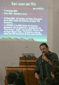 Ernesto Ledesma, del Centro de Análisis Político e Investigaciones Sociales y Económicas (CAPISE), durante el foro convocado ayer por la otra campaña del valle de México