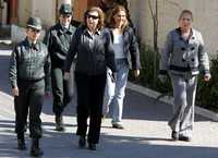 Lucía, María Verónica y Jacqueline Pinochet salen de la cárcel femenina.