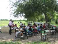 Alumnos de la primaria Santos Valle Cardona, durante una clase a la intemperie en Matamoros, Tamaulipas