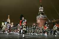 Festival de bandas militares en la Plaza Roja de Moscú, con la catedral de San Basilio a la derecha y el Kremlin al fondo