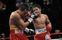 El filipino Emmanuel Pacquiao ataca a Marco Antonio Barrera, en la pelea que representó el retiro del mexicano de los cuadrilateros