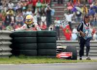 El piloto británico Lewis Hamilton sale de su auto luego de derrapar y verse obligado a abandonar el Gran Premio de China