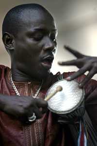 Uno de los integrantes del grupo senegalés de Baaba Maal