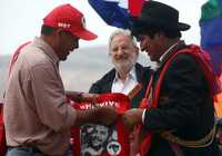 El presidente boliviano, Evo Morales (a la derecha), recibe de un brasileño miembro del Movimiento de los Sin Tierra un obsequio, al término de la ceremonia en Vallegrande, Bolivia, por el 40 aniversario del asesinato del Che