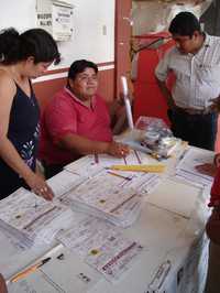 Aspecto del conteo de votos en el municipio de Santiago Jumaltepec, Oaxaca. Este miércoles se llevará a cabo el cómputo final de las elecciones de presidentes municipales