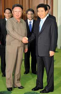 El líder norcoreano, Kim Jong Il, y el presidente sudcoreano, Roh Moo-hyun, durante su reciente reunión en Pyongyang