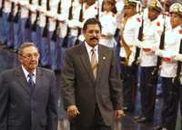 Raúl Castro Ruz y el presidente hondureño José Manuel Zelaya Rosales (derecha) pasan revista a las tropas en La Habana